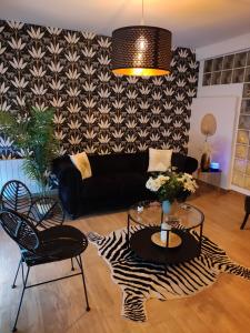 617746381: Chica busca chico en Madrid