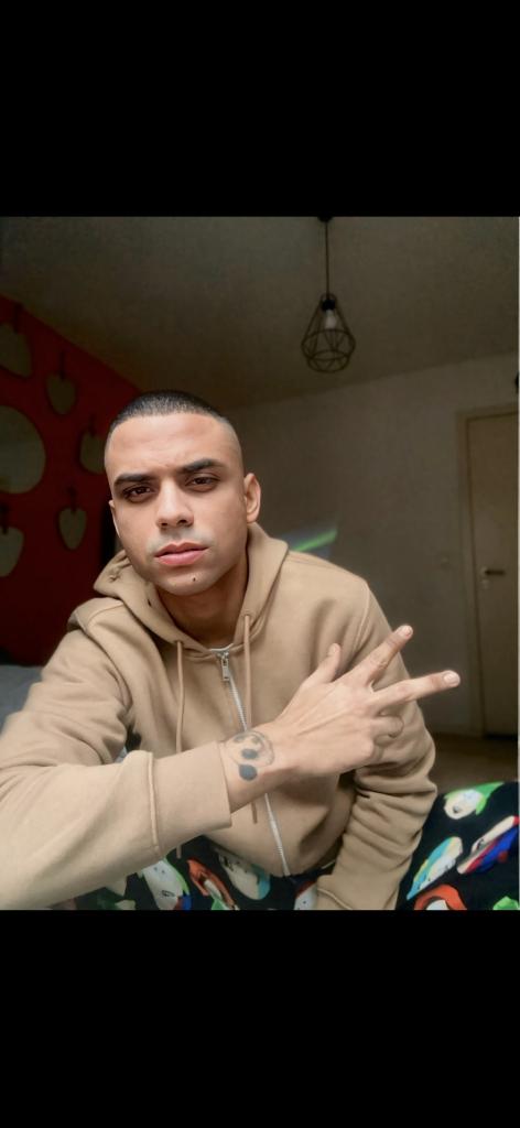 602433877: Chico busca chica en Pontevedra