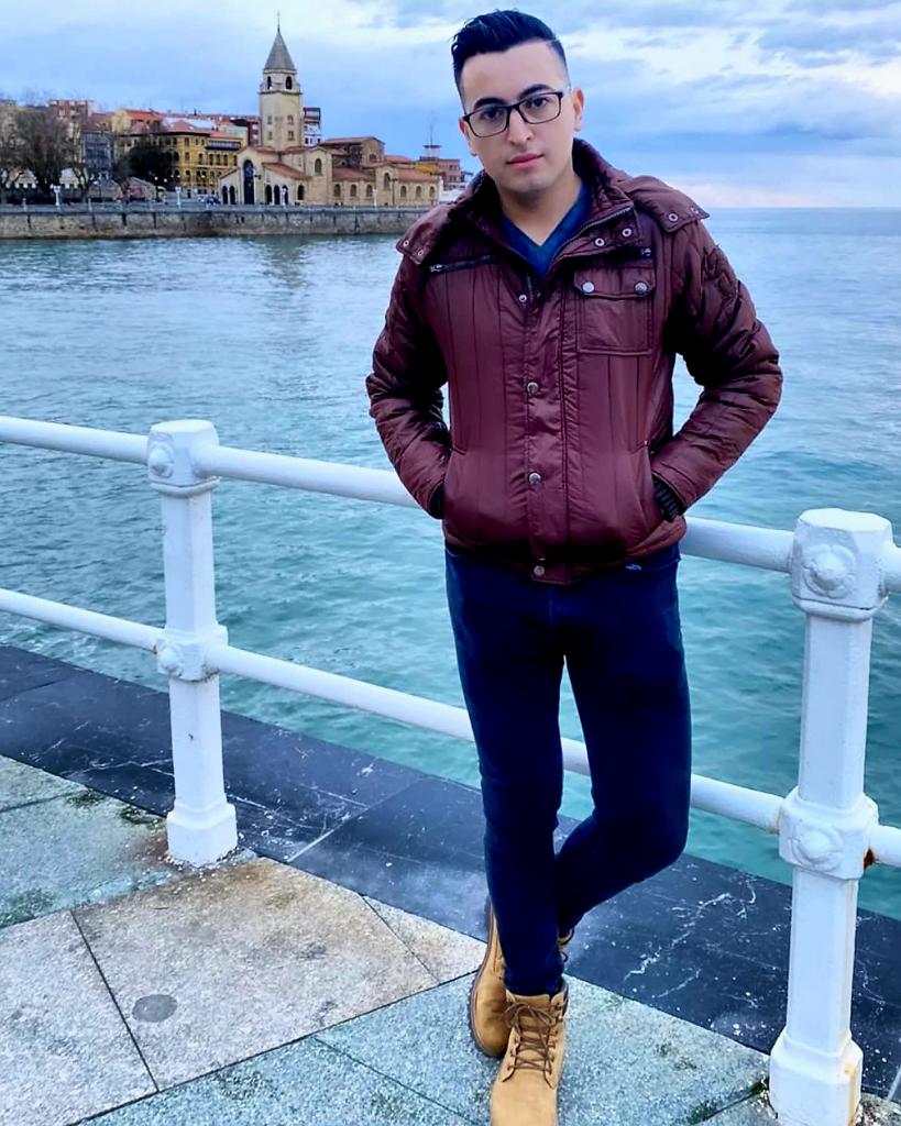 697824404: Chico busca chica en Barcelona