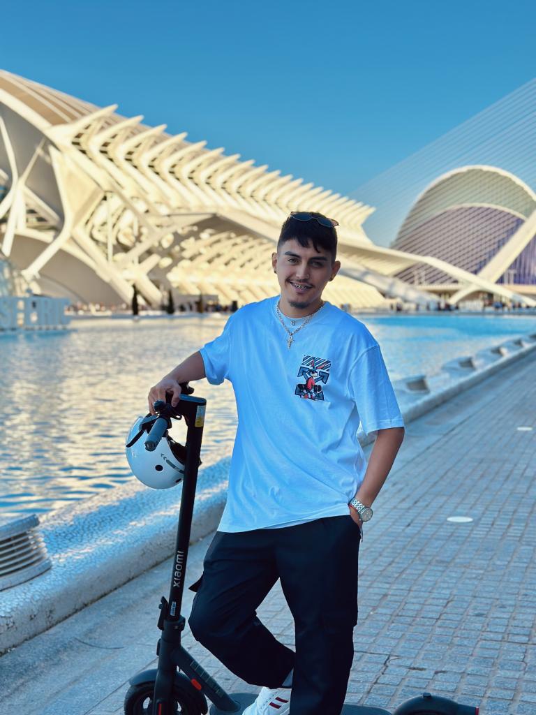 662089415: Chico busca chica en Valencia