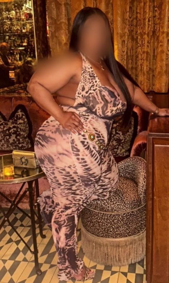 643289386: Chica busca chico en Sevilla