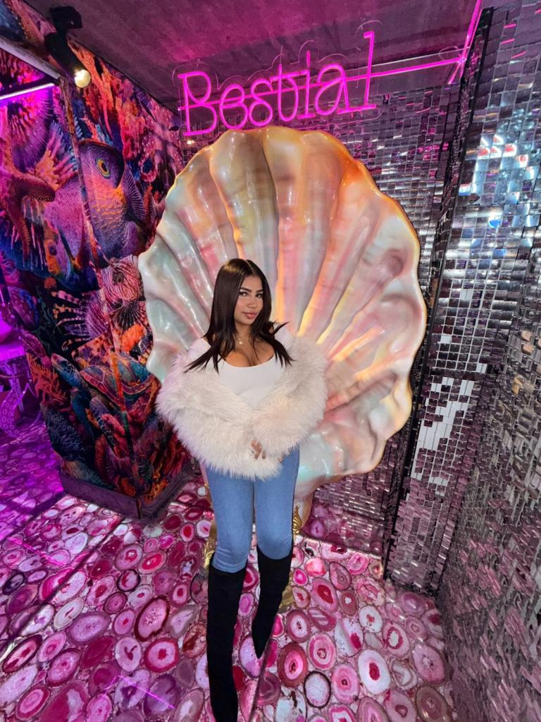 Chica busca chico en Alicante: Chica busca chico