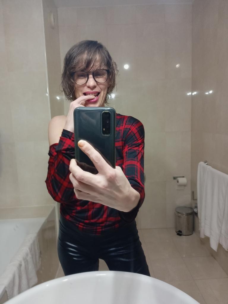 677384025: Chica busca chico en Tarragona